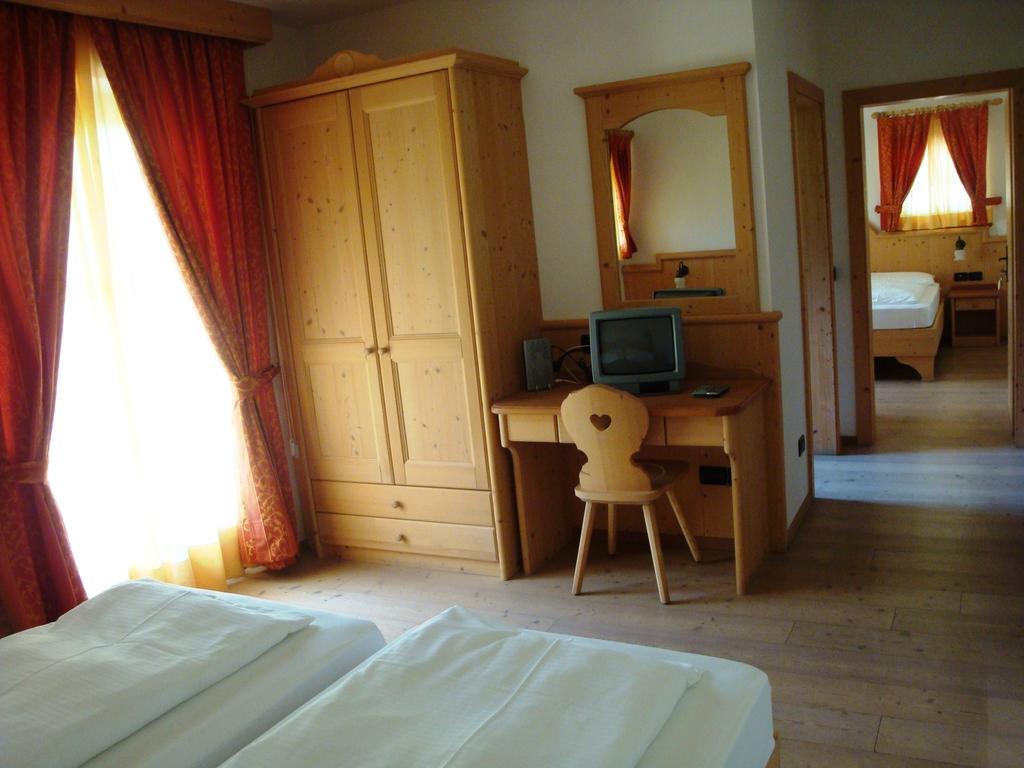 مبيت وإفطار Breguzzo Agritur Cornasest الغرفة الصورة